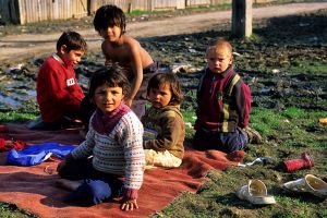 gitanos 5 niños en barro.jpg